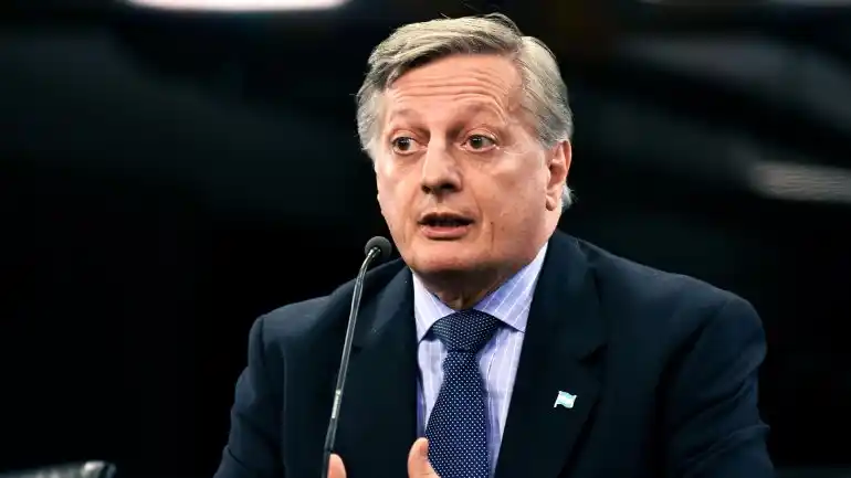 Anuncian aumentos en las naftas y bajas en el gasoil para los próximos días