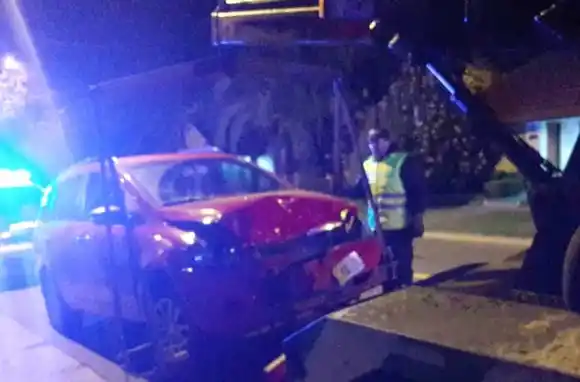 Conducía borracho y terminó contra un auto estacionado