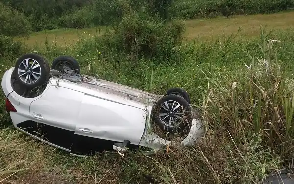 Volcó un auto en Ruta 12 y más tarde despistó una camioneta por mirar ese accidente