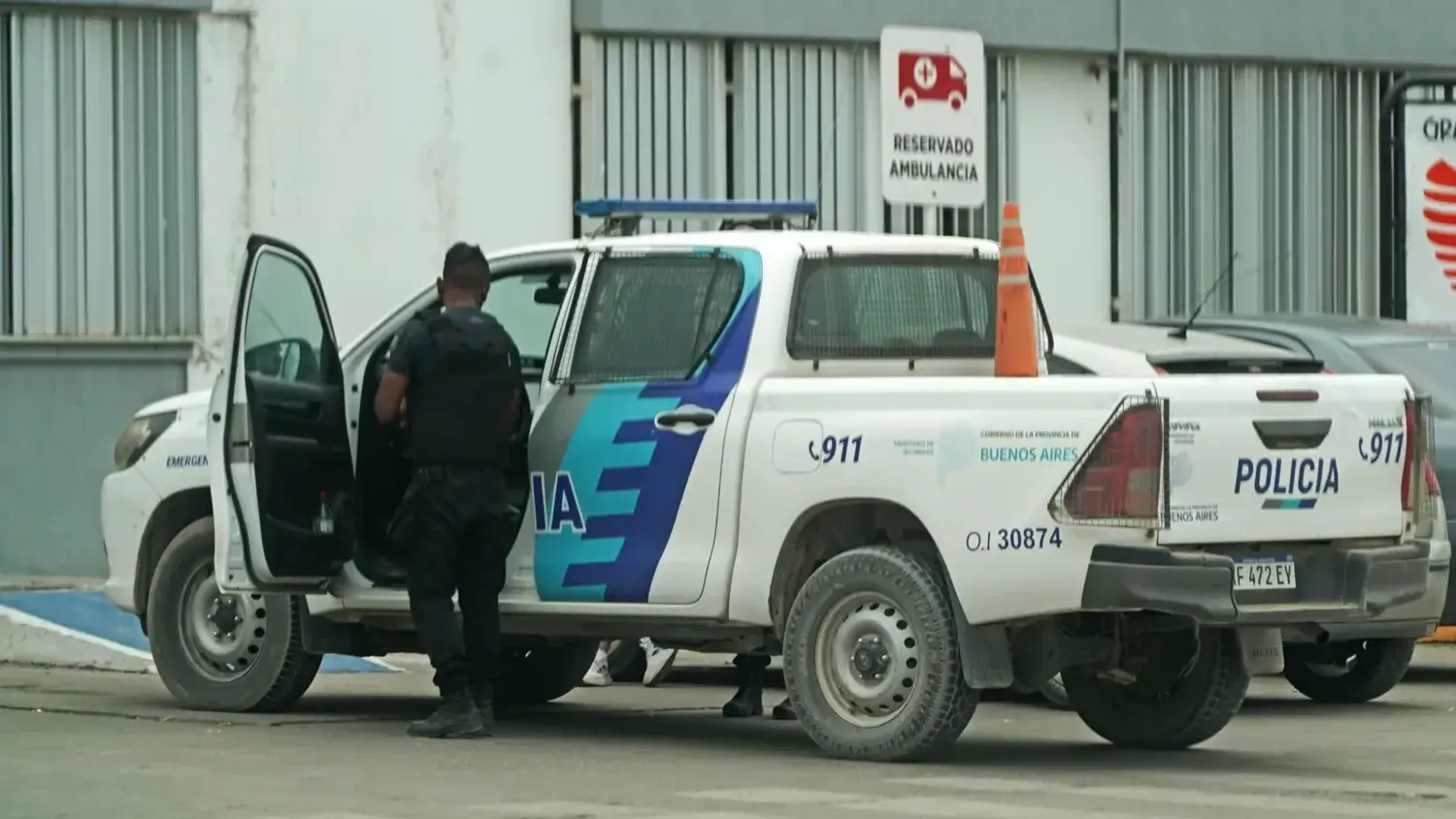 Personal policial. Acudió al centro asistencial de Necochea cuando se conoció el brutal ataque en calle 80 al 2500