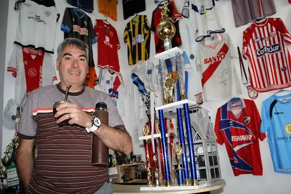 Uruguayo, peluquero y futbolero