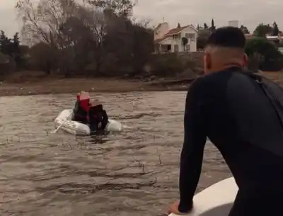 Lago San Roque: rescataron a una pareja que había quedado varada, mientras navegaba en un "gomón"