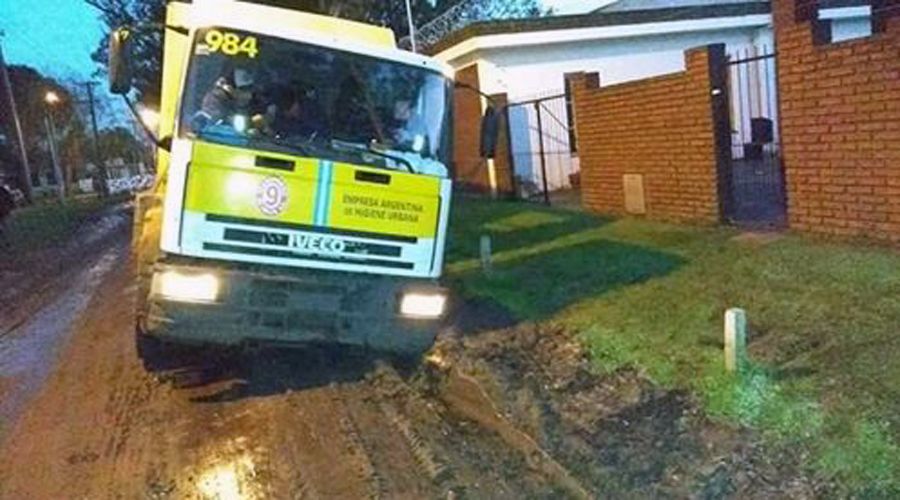 En Jardín de Stella Maris, los autos se atascan en el barro