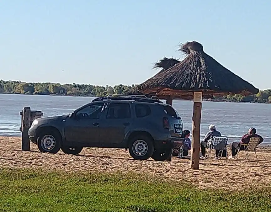 El auto estacionado en la playa de Vuelta de Obligado.