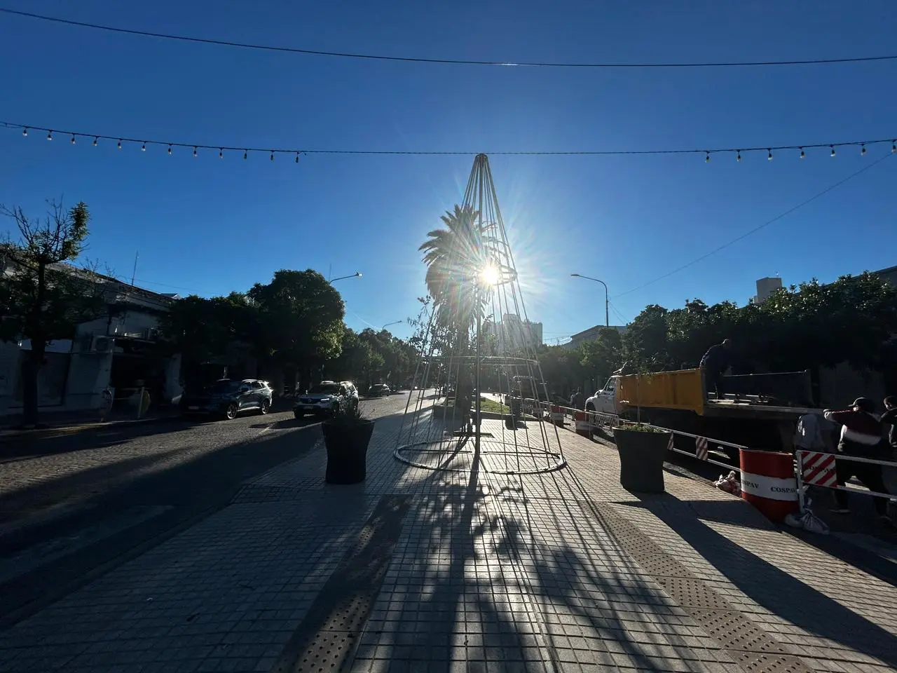 Cielo totalmente despejado en la ciudad, cuando el centro empieza a vestirse para la Navidad