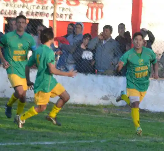 Urquiza es el primer finalista de la Copa de Oro. Ganó 2-0