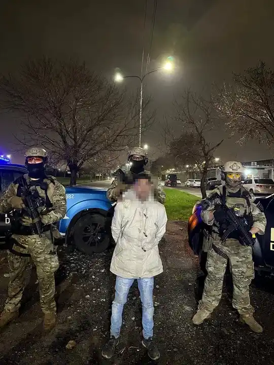 El sospechoso cuenta con un frondoso prontuario por robo y encubrimiento, el cual incluye una pena de tres años y tres meses de prisión de 2019 por el que estuvo detenido en el penal de Magdalena.