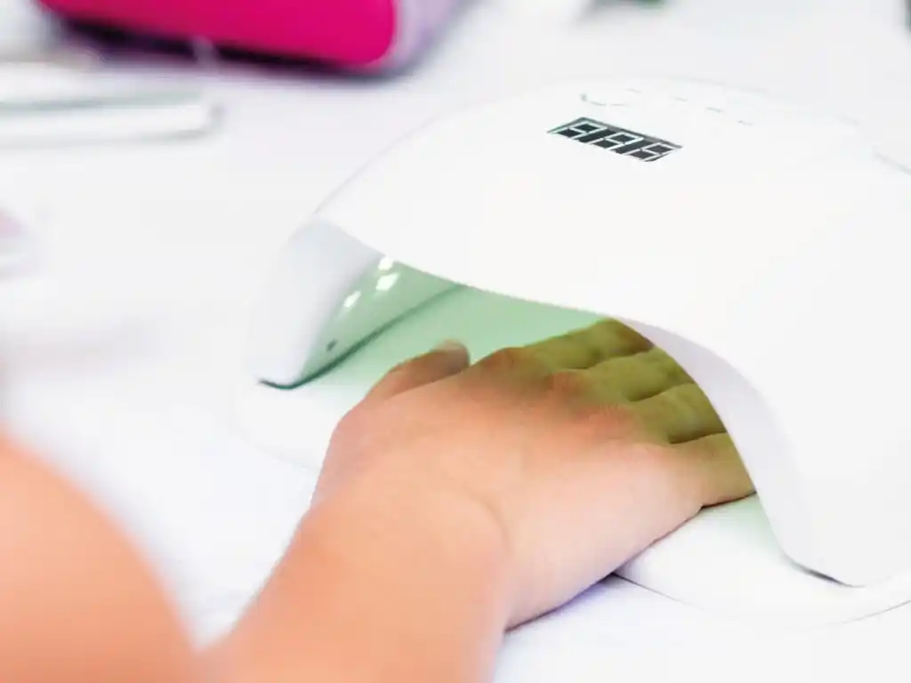 Las radiaciones UV emitidas por las lámparas alteran el funcionamiento de partículas de la piel.