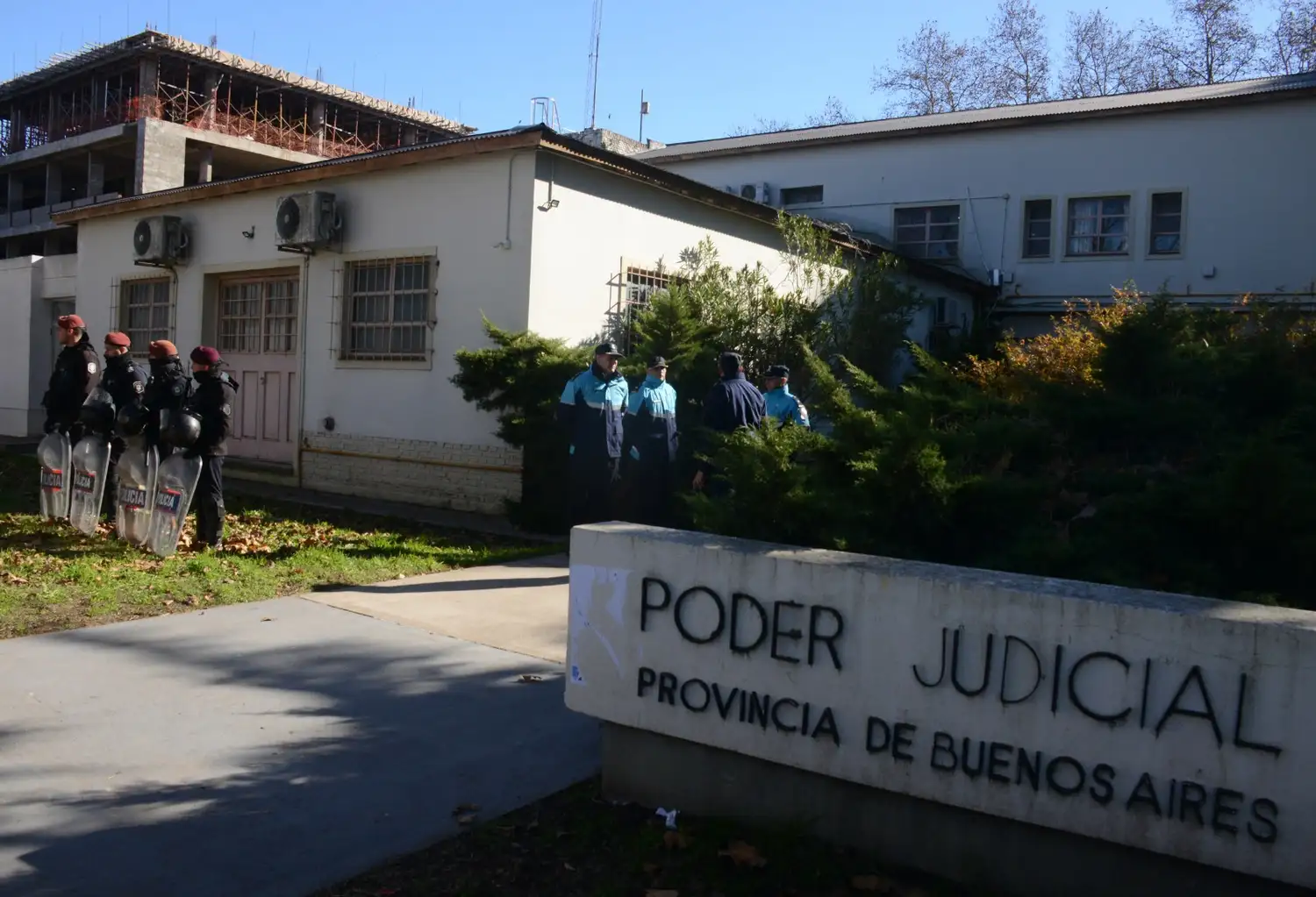 Una fuerte presencia policial custodió el edificio judicial para el desarrollo del debate durante el jueves y viernes.