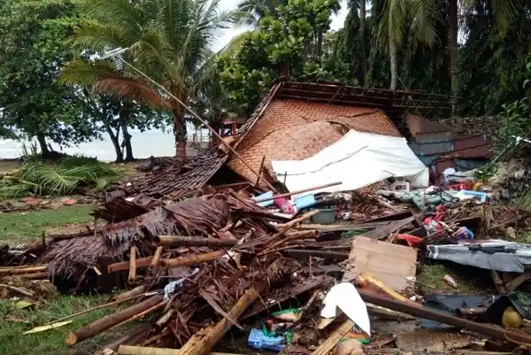 Un tsunami en Indonesia dejó al menos 43 muertos y 600 heridos
