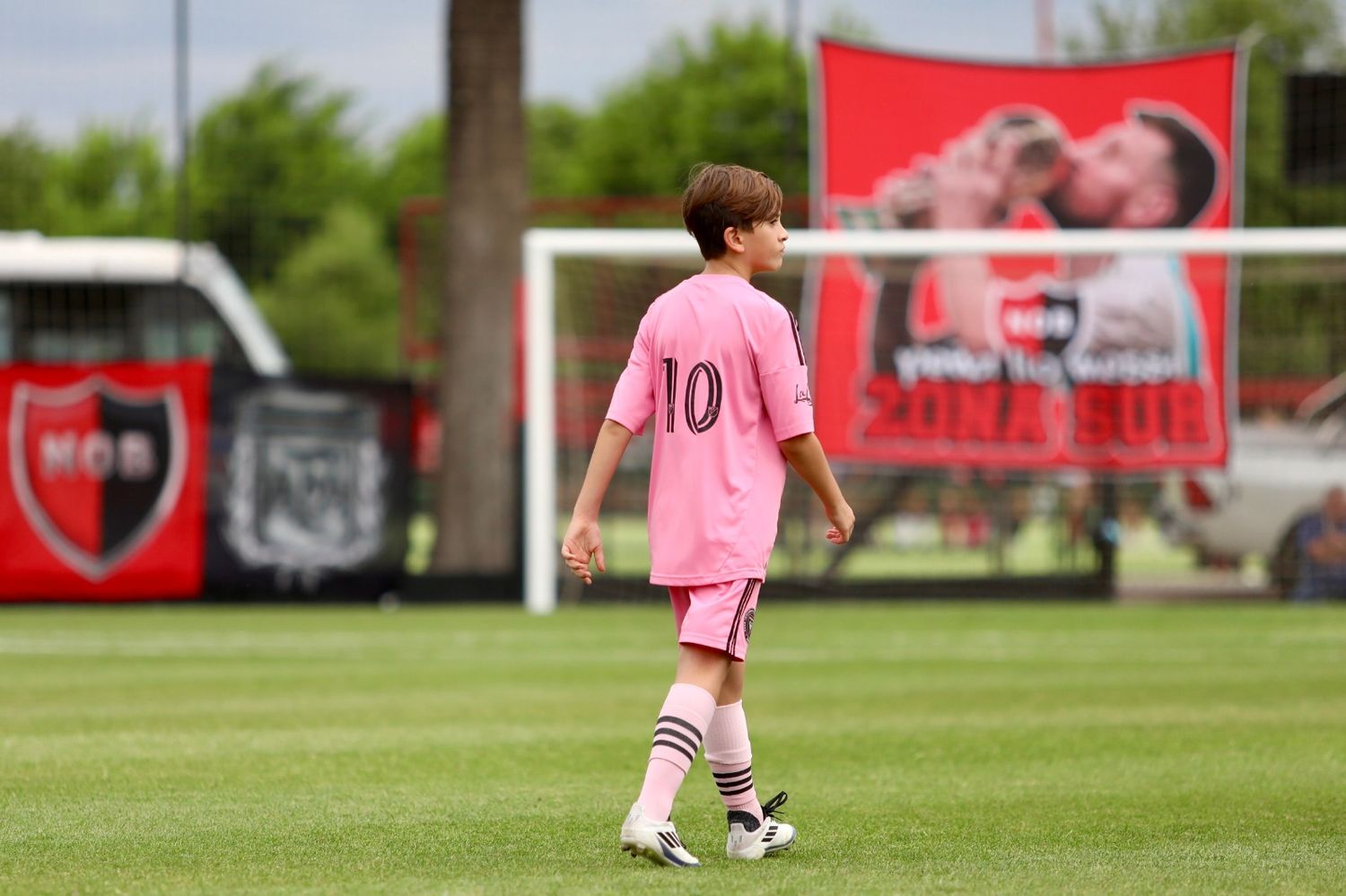 La familia Messi acompañó a Thiago en la primera jornada de la Illinois Newell's Cup en Bella Vista