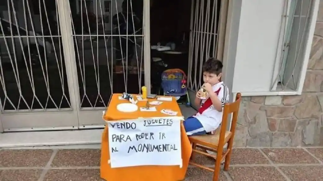 El niño paranaense que vende sus juguetes verá la gran final