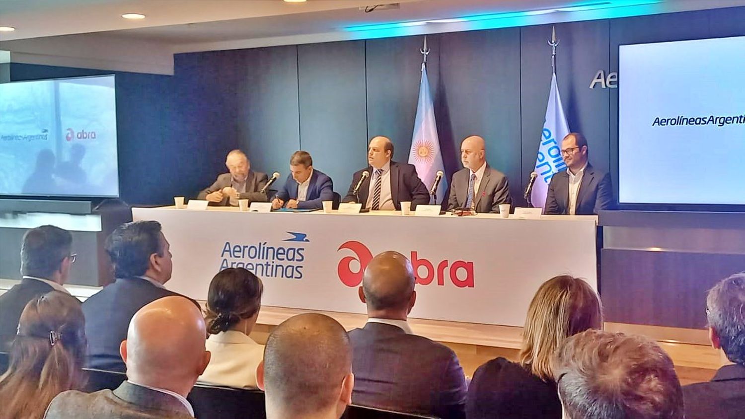 Aerolíneas Argentinas y Grupo Abra firman acuerdo de cooperación estratégica