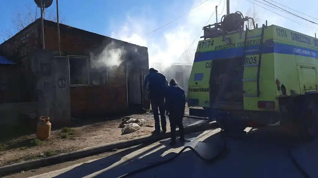 Estaban jugando con un encendedor y se desató el fuego sobre una vivienda 