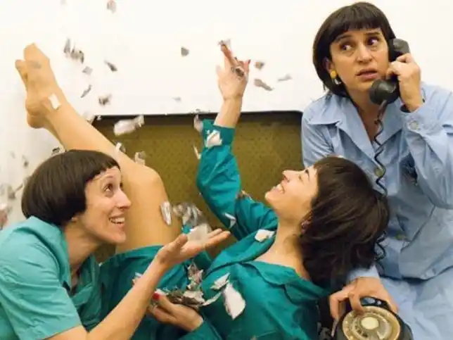 Con humor y reflexión, la pieza rescata las voces de mujeres silenciadas por la historia.