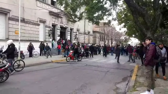 Tras las reparaciones, suspendieron otra vez las clases en la escuela Normal por olor a gas