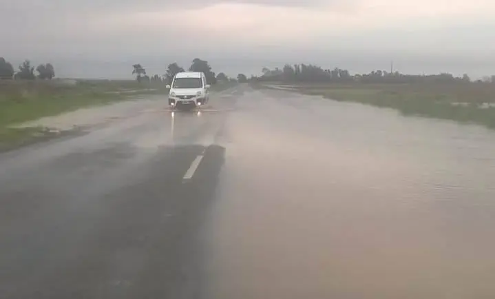 Agua sobre calzada entre Pieres y Balcarce