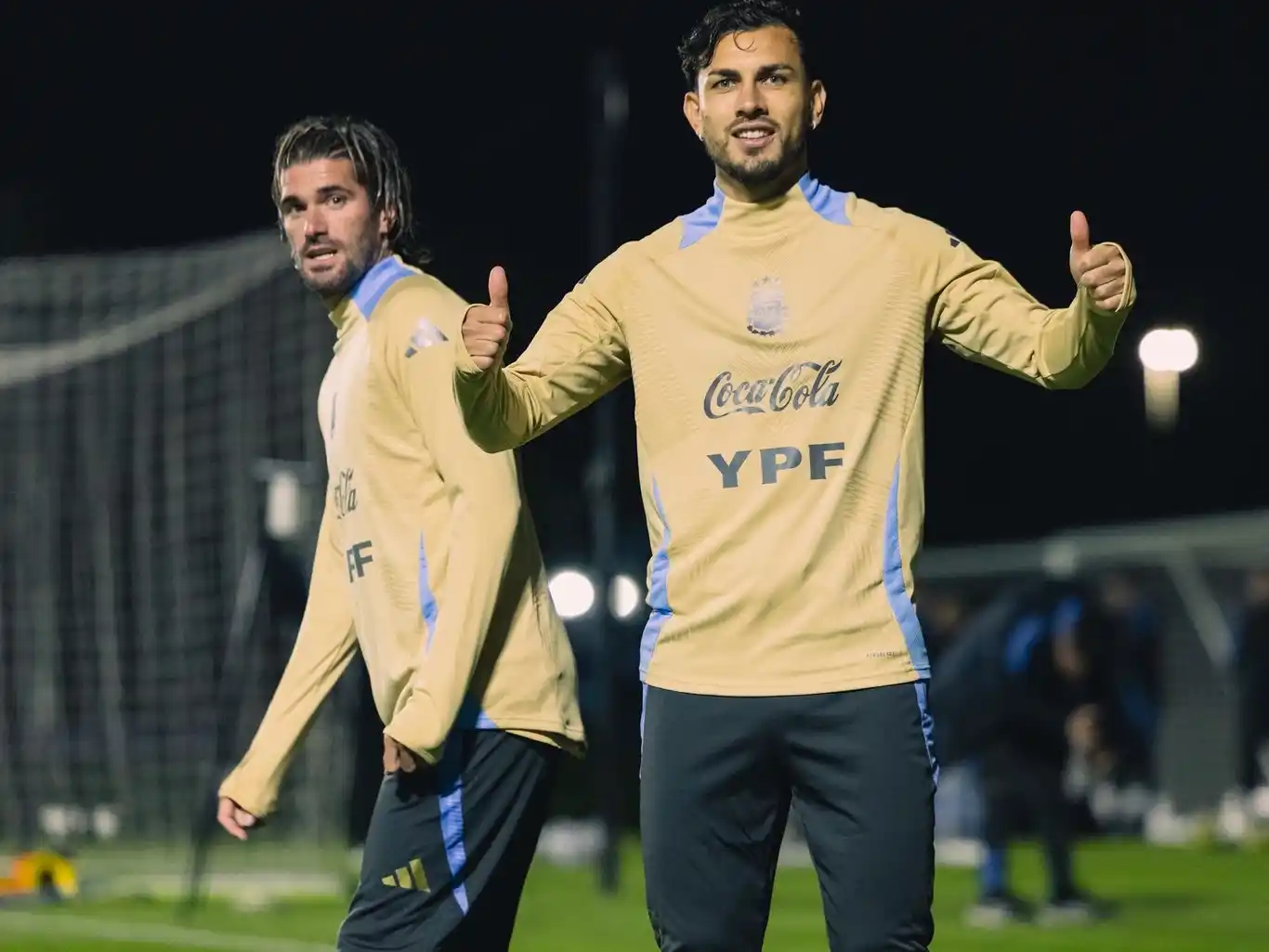 De Paul y Paredes entrenando con la Seleccion de cara al duelo ante Chile. Foto:@Argentina