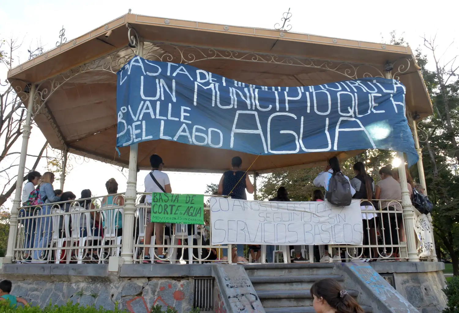 La glorieta de la Plaza Independencia fue el lugar elegido por los vecinos para trazar las próximas acciones.