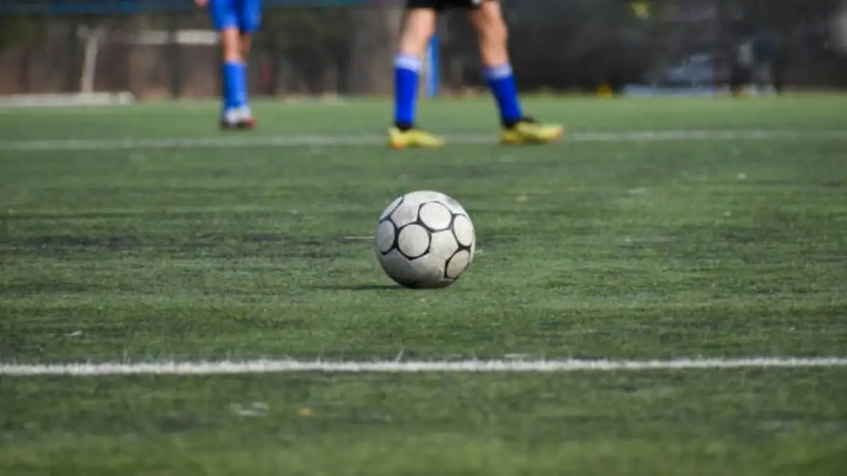 un hombre de 71 años murió en un partido de fútbol amateur.