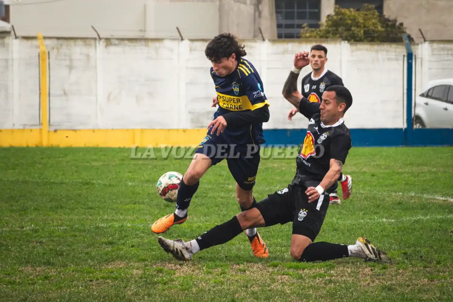 Gómez de Ciclista le saca la pelota a Gourriet de Boca, quien fue el autor del gol local