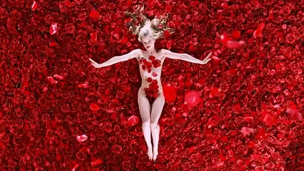 Así está hoy la actriz que protagonizó la escena más famosa de "Belleza americana"