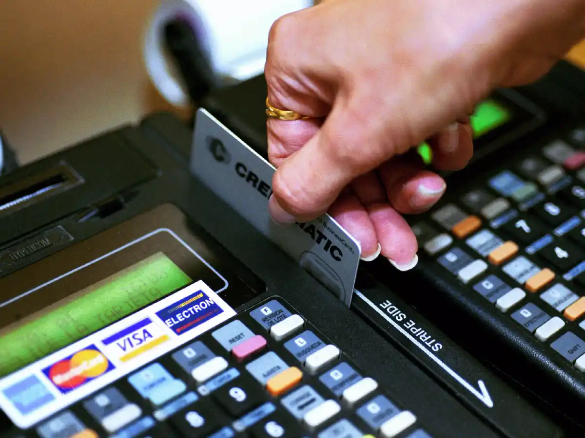 Bancos y comercios acordaron rebajar las comisiones de las tarjetas