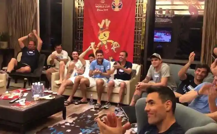 Abrazos, cantos y almohadazos: el festejo de la Selección de básquet por los Juegos Olímpicos