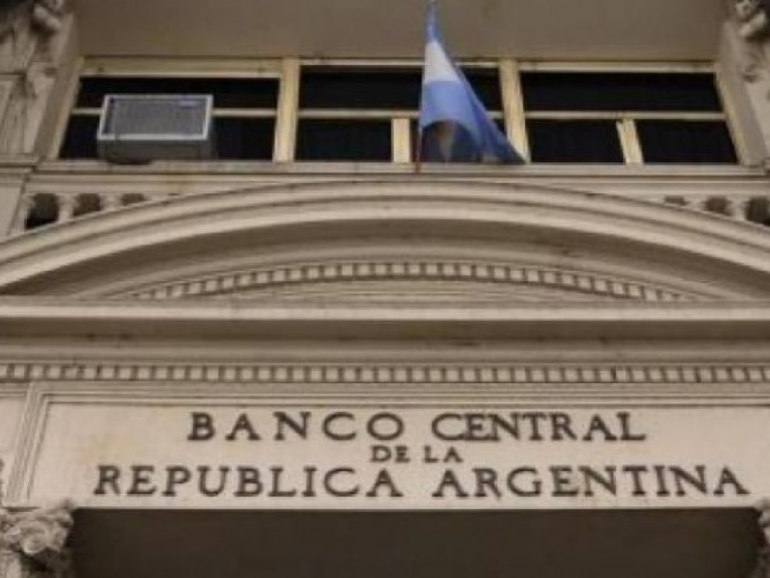 Fuerte señal del BCRA al mercado: recorta el piso de la tasa de política monetaria, pero la sostiene en un elevado 58%