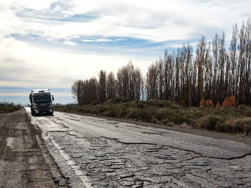Los gobernadores y ONGs reclamaron al Gobierno que se haga cargo de las rutas nacionales. Un motivo noble para que Milei refuerce vínculos territoriales.