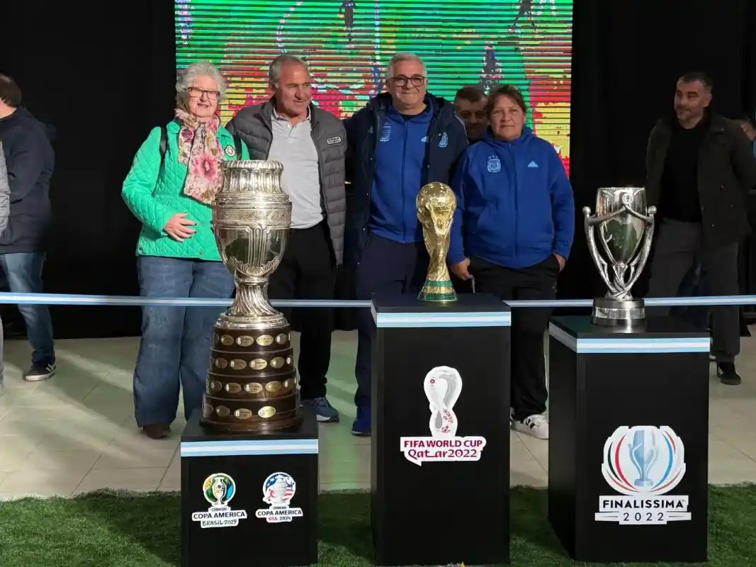 Marta Burruchaga (Hermana de Jorge) , El "Mencho" Medina Bello y los Padres de Lisandro Martínez