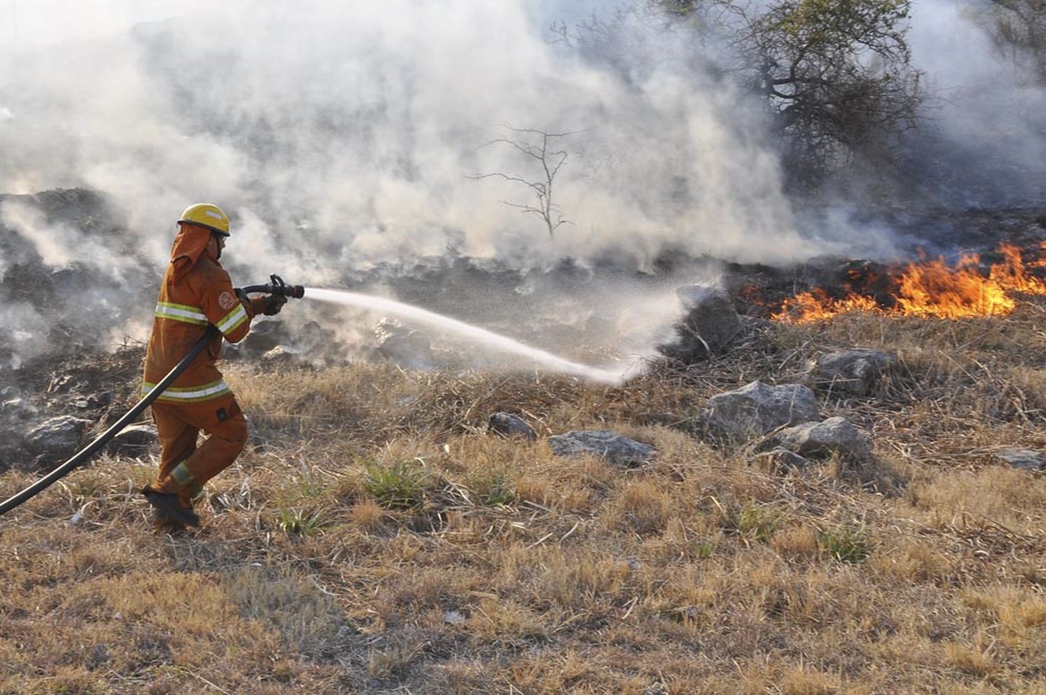 Dotaciones de Bomberos trabajando en el Cerro Uritorco