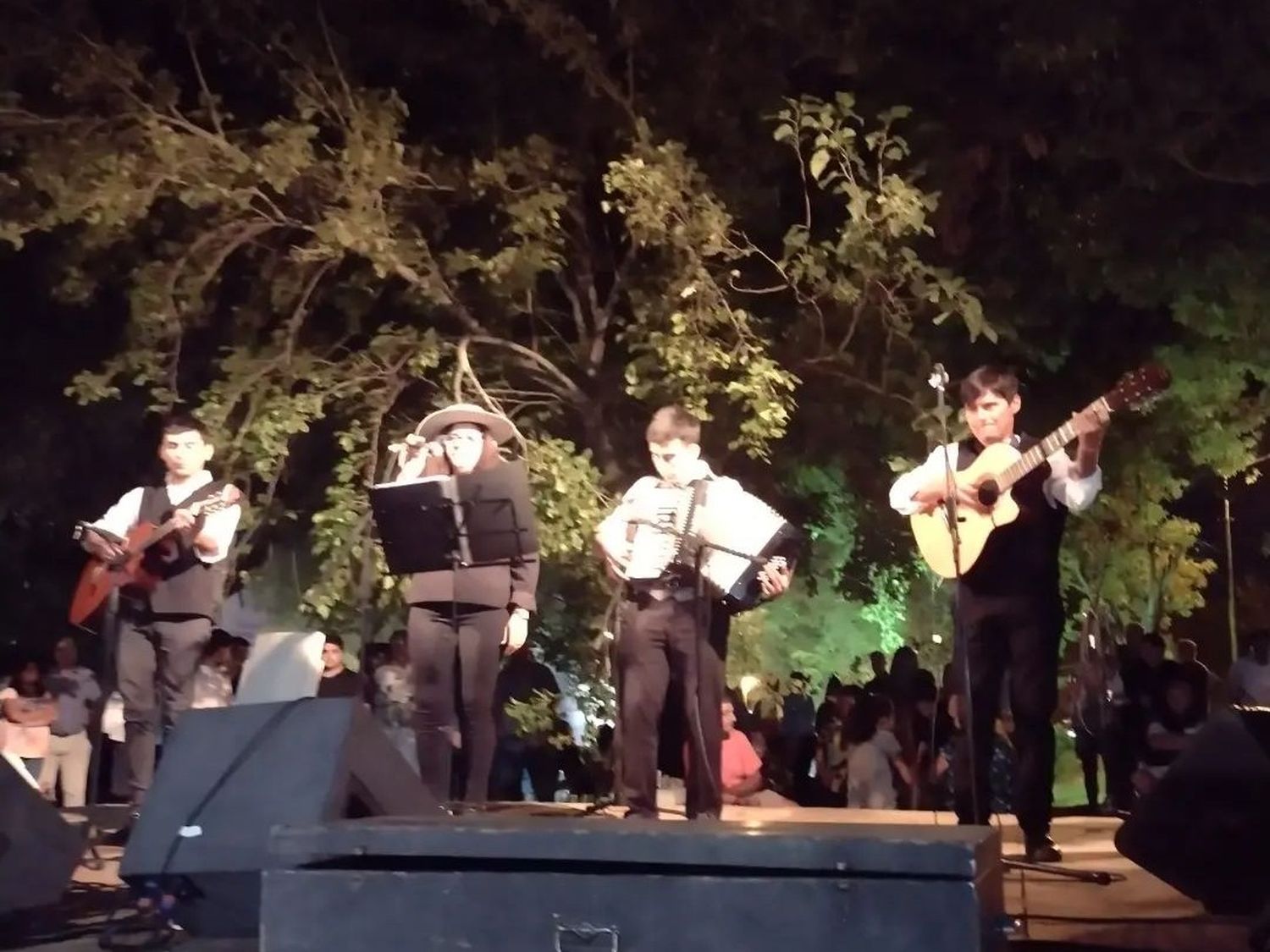 Diversos cantores populares se dan cita en el Fogón de la Amistad.