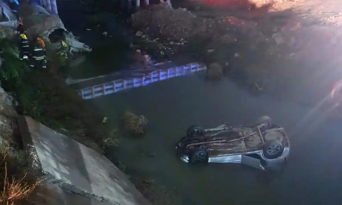 Un Uber le erró a un puente en la Ruta 3 y cayó al Canal Maldonado