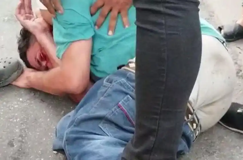 Un grupo de vecinos golpeó ferozmente a un supuesto ladrón y lo entregó a la policía