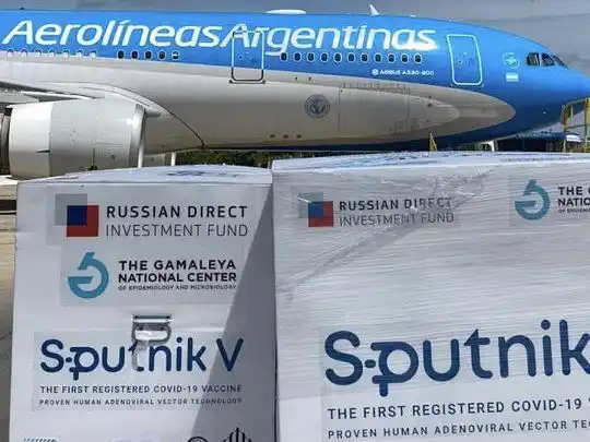 Nuevo vuelo a Rusia en busca de Sputnik V: Se desconoce si traerá la tan demandada segunda dosis de la vacuna