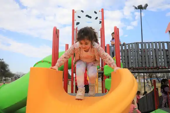 Rafaela renueva 22 plazas con nuevos juegos infantiles e infraestructura