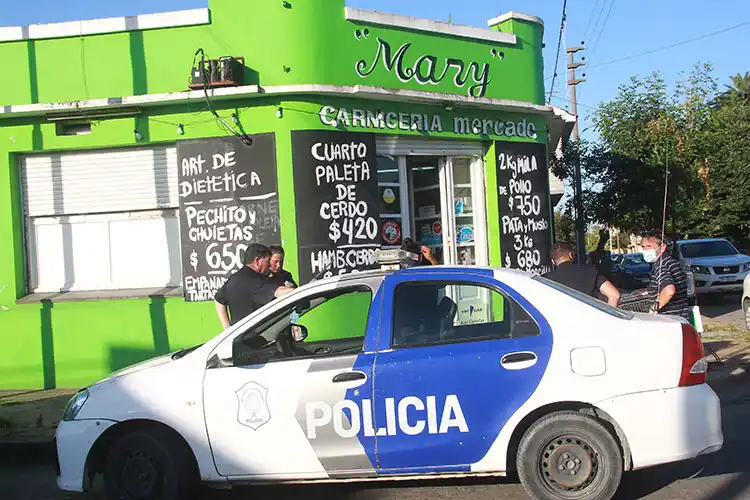 Con un cuchillo, asaltó a dos comerciantes y les robó dinero