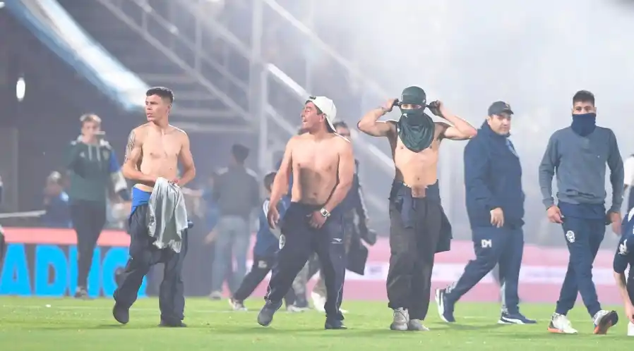 Se suspendió el partido entre Gimnasia - Boca por incidentes fuera del estadio