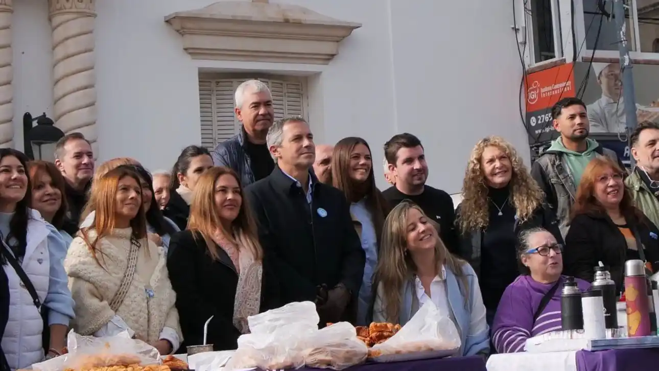LLA y PRO se mostraron unidos frente al Palacio Municipal de Pilar.
