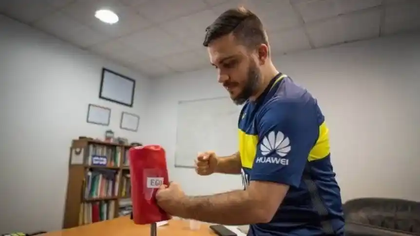 Ramiro Marra vistiendo una camiseta de Boca