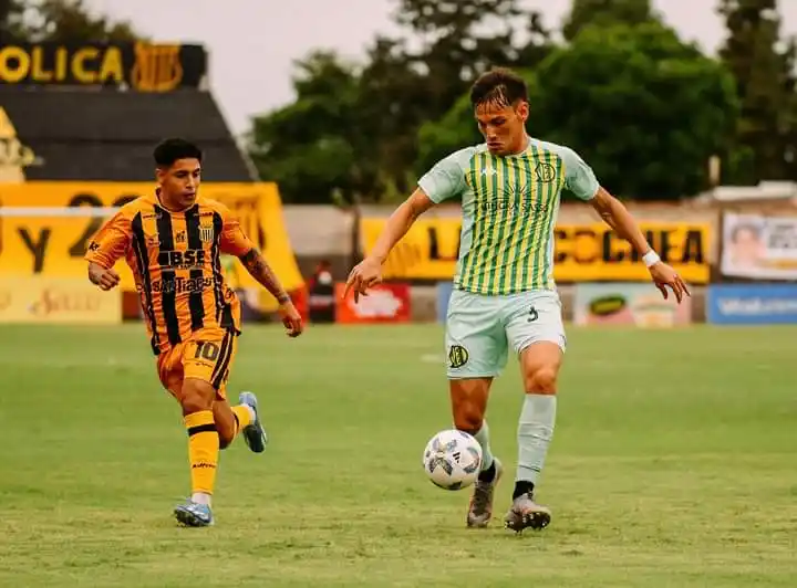 Franco Godoy con el balón dominado. (Foto: Prensa Aldosivi)