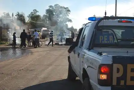 Vecinos de La Tablita agredieron a la Policía durante un operativo