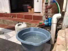 Otro verano igual: en Valle del Lago no tienen agua y acusan que en el balneario recambian todos los días
