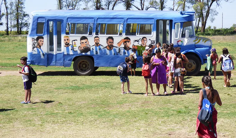 La medida incluye transportes que trasladan a niñas y niños que asisten a clubes para el desarrollo de actividades deportivas, recreativas y culturales