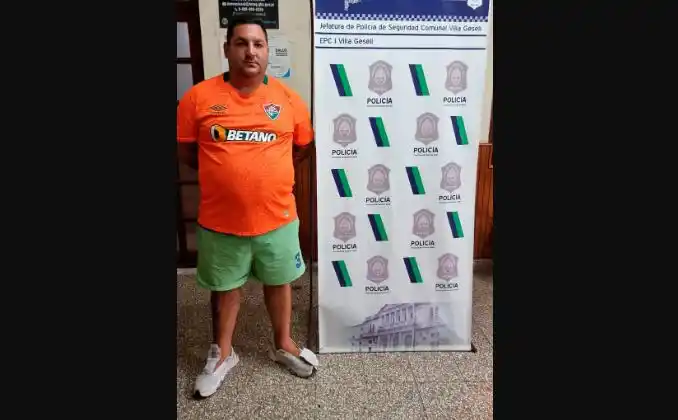 Detuvieron al jefe de la barra de Vélez por golpear al Hombre Araña de un trencito de la alegría