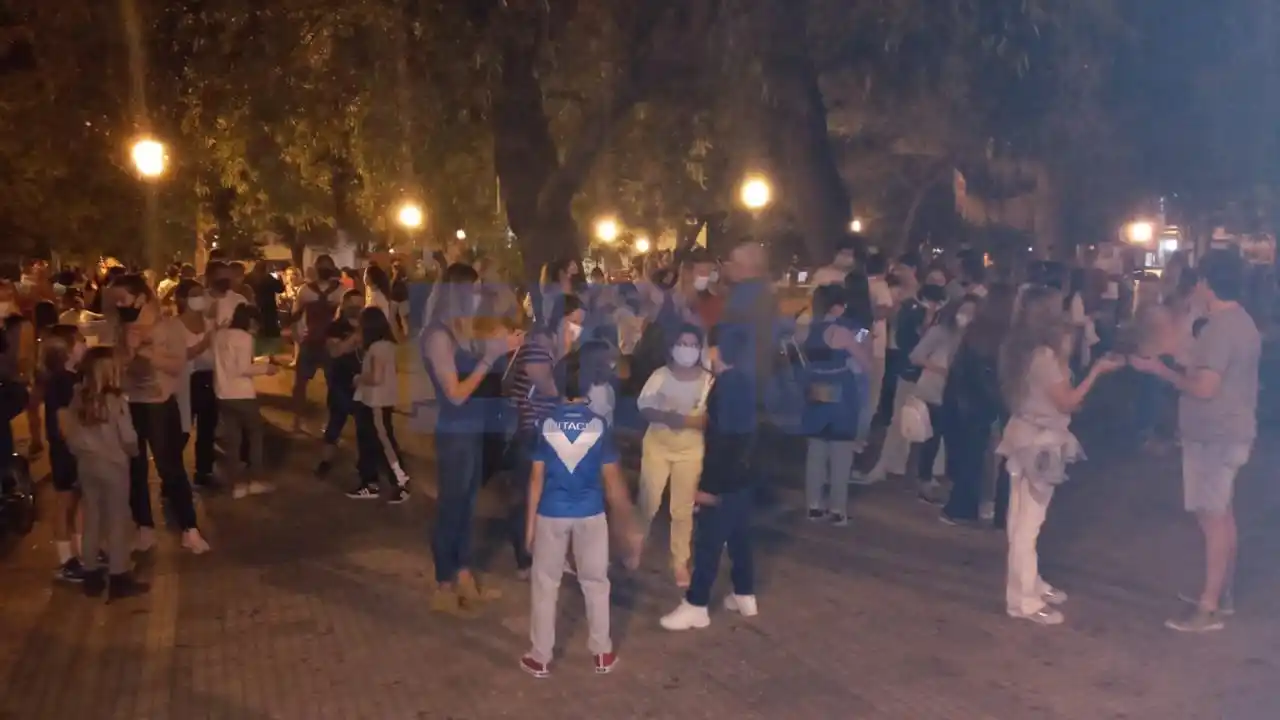 Importante protesta frente a la Municipalidad por las clases virtuales