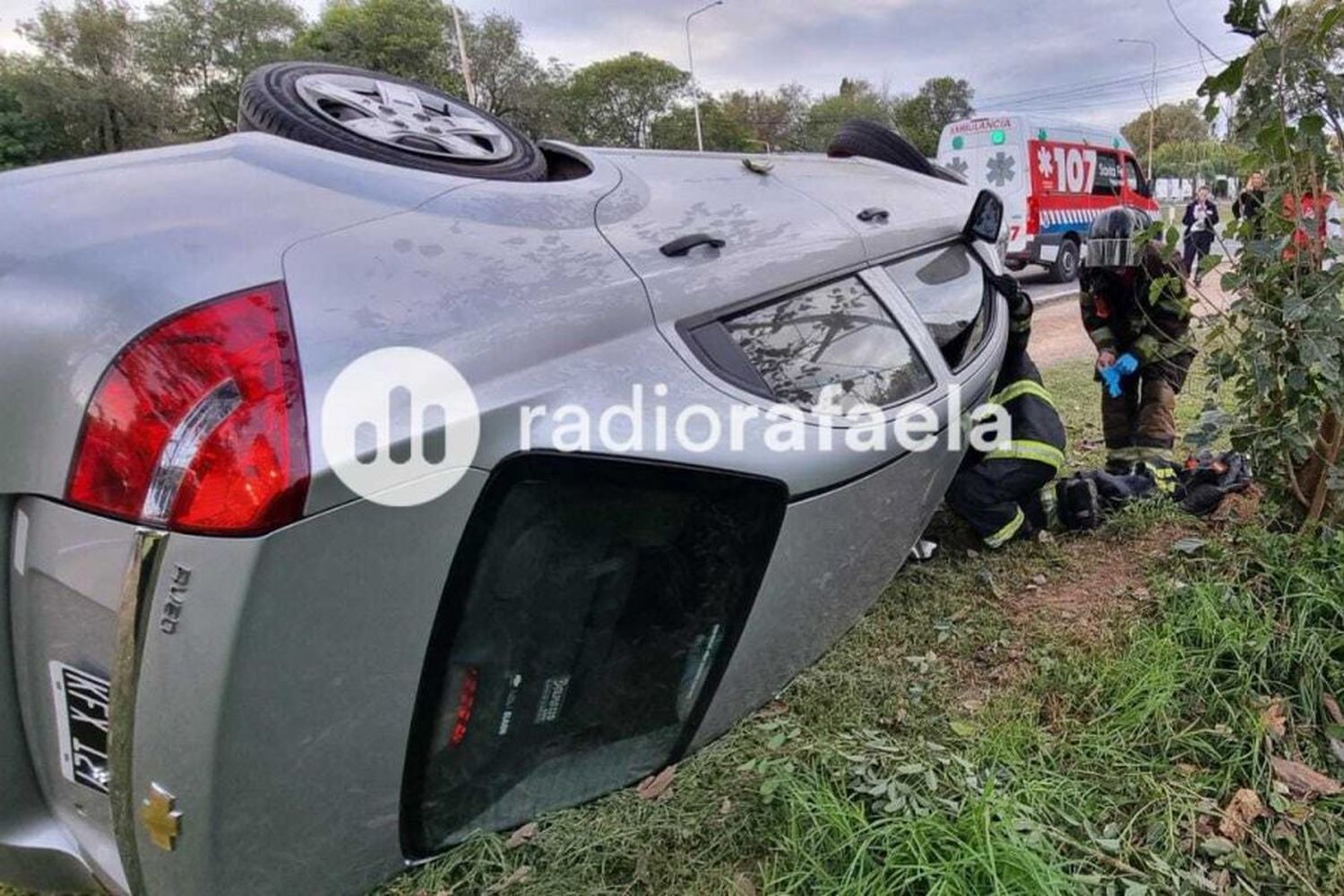 Impactante accidente sobre colectora termina con un auto volcado y dos jóvenes heridos