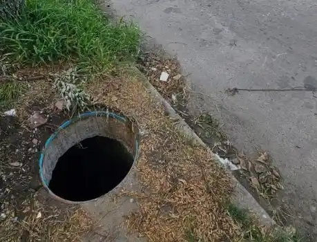 Las tapas de los desagües, uno de los "faltantes" que denuncian los vecinos. Fotos: Mauricio Garín