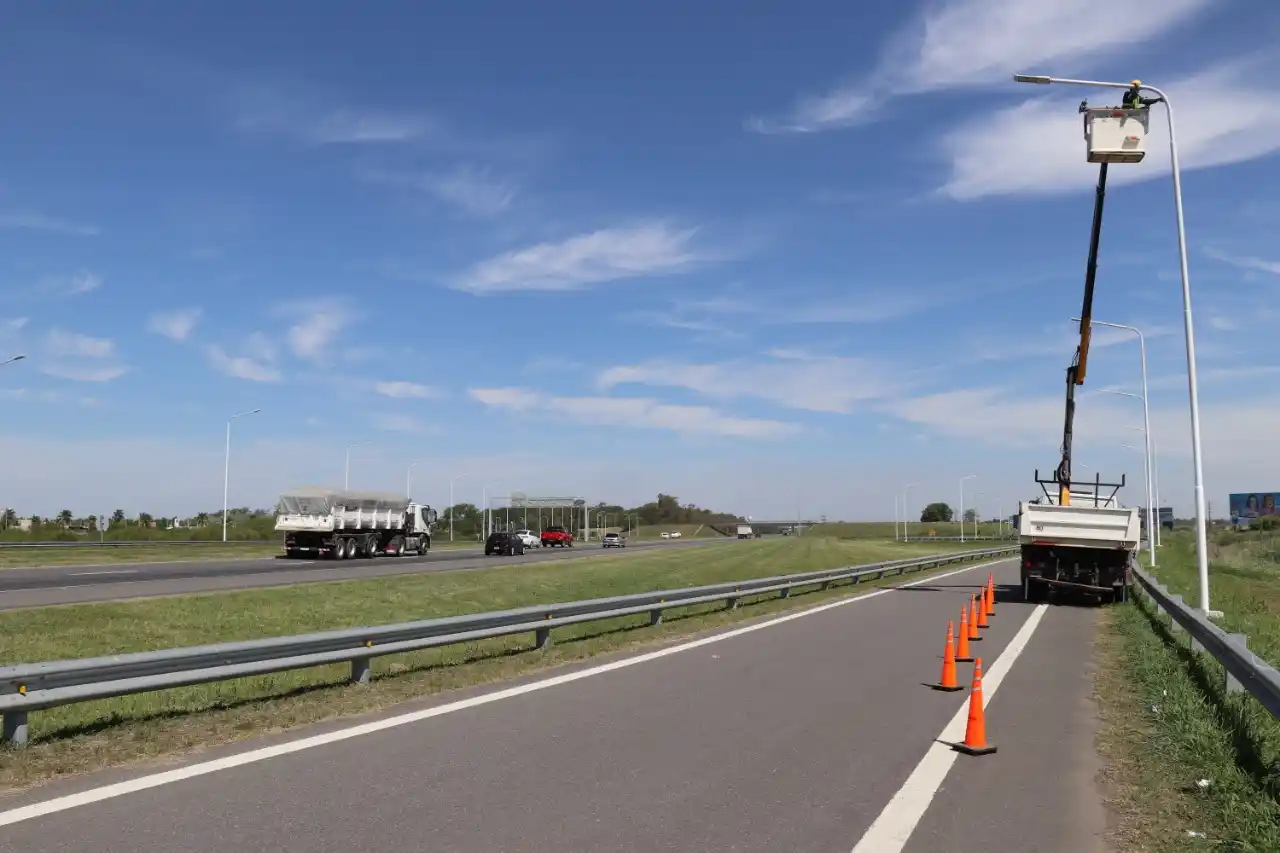 Avanzan las obras de iluminación en la Autopista Santa Fe – Rosario